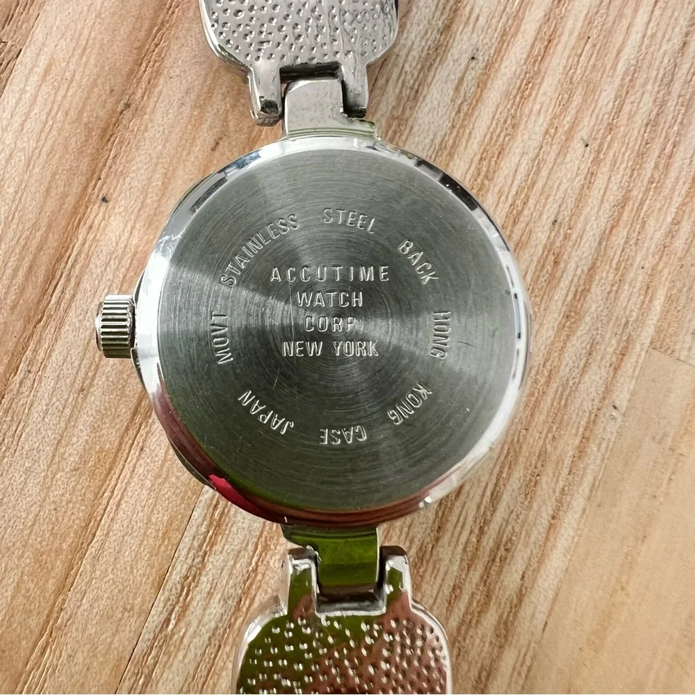 Vivani ladies silver tone bracelet watch NEW BATTERY